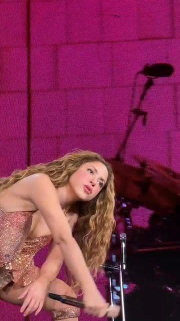 Durante el LMYNL World Tour, Shakira sorprendió a sus fans con coreografías inspiradas en ritmos latinos y efectos visuales 360°. Este tour destacó por innovadores escenarios y un repertorio repleto de éxitos internacionales.