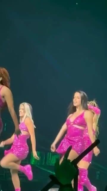 Durante el LMYNL World Tour 2026, Shakira incluyó versiones en vivo de sus canciones más famosas, integrando ritmos latinos y detalles escénicos inspirados en el folclore colombiano.