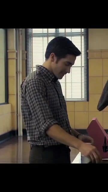 Una investigación real que atrapó a toda una ciudad. Fincher nos mete en la mente del periodista obsesionado con el asesino.

#Zodiac #TrueCrime #DavidFincher #CineDeInvestigación #ThrillerHistórico #cinequeamarás #clásico #tensiónconstante