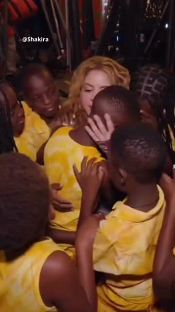 Shakira y Ghetto Kids: emotivo encuentro en Madrid