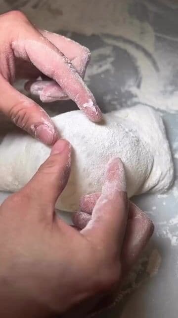 Grosso Napoletano ha sido reconocida entre las mejores pizzerías de Europa. Sus pizzas napolitanas, con masa fermentada y horneadas al estilo tradicional, son un must para los amantes de la auténtica pizza italiana.

#GrossoNapoletano #PizzaNapolitana #TopPizza #MadridEats #ItalianFood