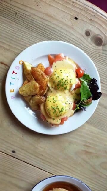 Ubicado en Passeig de Sant Joan, ofrece un ambiente acogedor con platos como huevos revueltos con chorizo y tostadas francesas. ￼

#GranjaPetitbo #BrunchVintage #PasseigSantJoan #BrunchBarcelona #FoodLovers