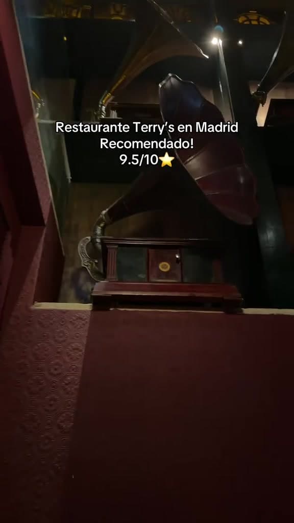 Un restaurante precioso en pleno barrio de Salamanca, con una decoración acogedora y una carta perfecta para compartir. 😍🍽️ Desde sus croquetas hasta sus deliciosos brioche y postres, ¡un plan ideal para una cena con amigas o una cita especial! 💗.