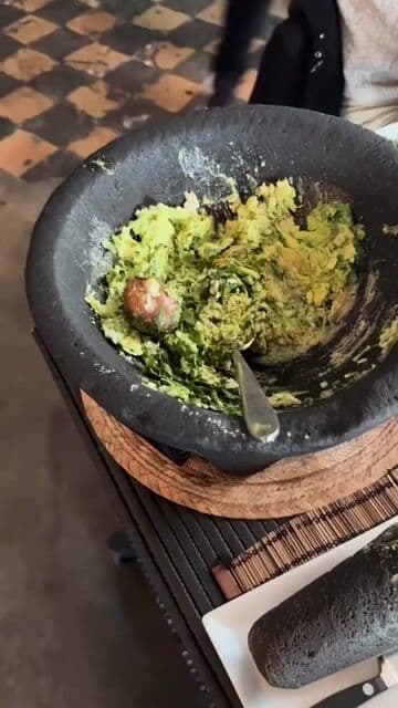 Platos tradicionales mexicanos con técnicas modernas. Mezcla de autenticidad, sabores intensos y cuidado por el detalle.