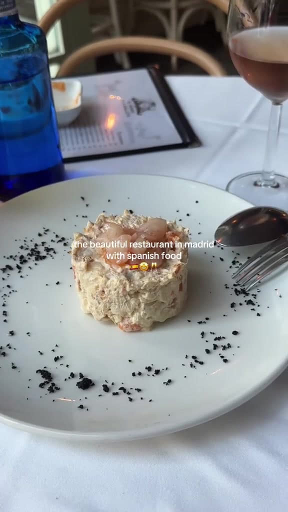 Un restaurante con muchísimo encanto en Madrid. 🤎 Su decoración acogedora, su ambiente elegante y sus platos deliciosos lo convierten en el sitio perfecto para una comida con amigas o una cita especial. ¡Un imprescindible para los amantes de los re