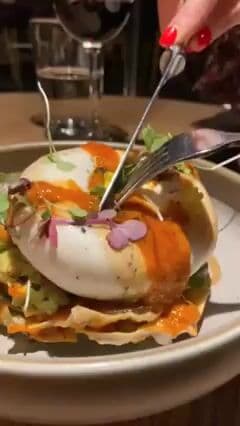 Terraza Lobbo, Madrid, $$, Nota: 8.9
Este local cuenta con una amplia y luminosa terraza y ofrece una variada carta de platos centrados en el producto de mercado
1️⃣ Burrata con milhojas de aguacate y pesto rojo ➡️ calidad y sabor a la máxima potencia, una de las mejores de la capital! 