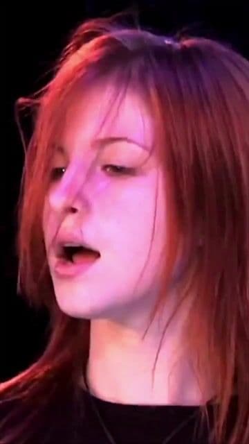 Paramore demostro que la juventud y la actitud pueden crear un himno pop-punk lleno de fuerza y personalidad.