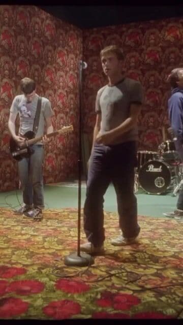 Blur desato adrenalina pura, distorsion y energia cruda en uno de los momentos mas iconicos del britpop.