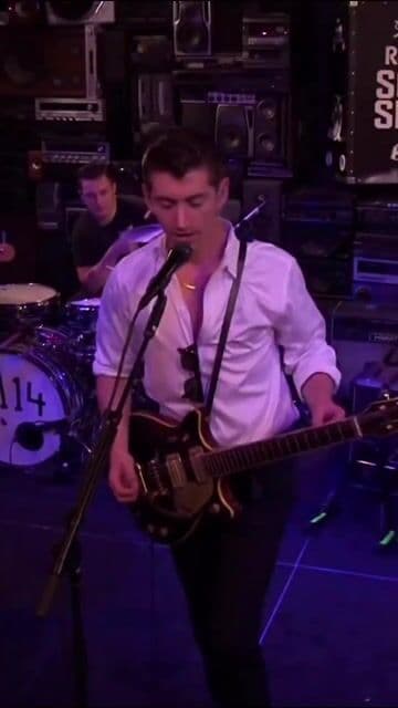 Arctic Monkeys desataron riffs hipnoticos y actitud pura en un tema que redefinio el rock alternativo moderno.