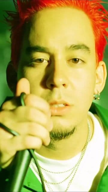 Linkin Park fusiono frustracion pura, riffs afilados y emocion inigualable en un tema que definio a toda una generacion.