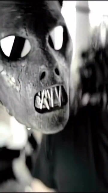 Slipknot fusiono caos, precision y brutalidad en un tema que sacude hasta los cimientos.