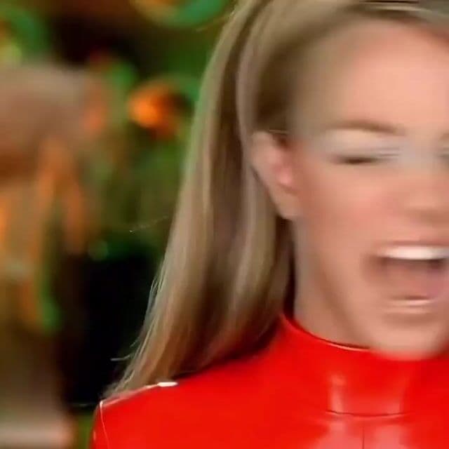 Britney Spears creo un tema jugueton e iconico que definio la cultura pop de los 2000.