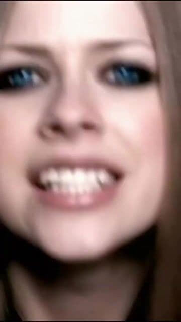 Avril Lavigne capturo el caos adolescente, la honestidad y la actitud pura en un tema que definio toda una era.