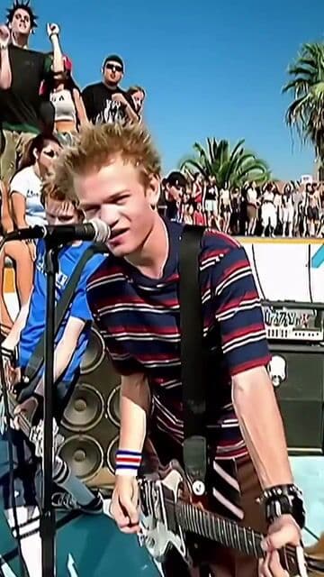 Sum 41 capturo el caos despreocupado y la energia pop-punk pura en un tema que definio una era.