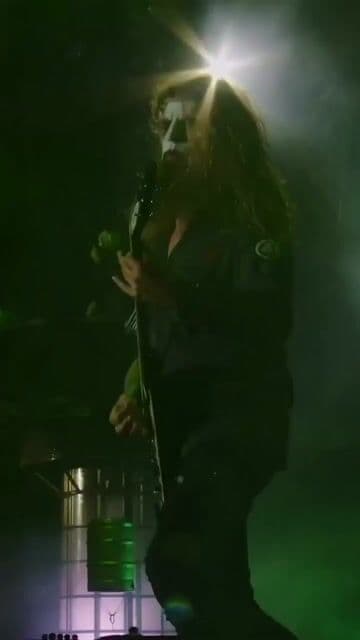 Miles de voces fundiéndose en una sola, gritando cada palabra como si fuera personal. Slipknot convirtiendo el caos en conexión pura.