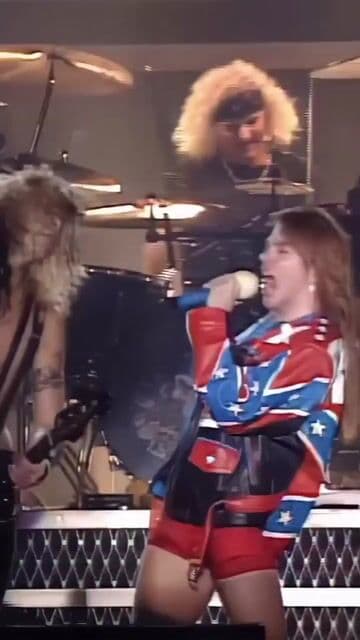 Guns N' Roses canalizo la critica social y la potencia del rock en un tema epico que sigue resonando.