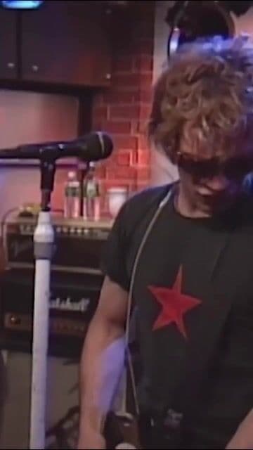 Bon Jovi convirtio el desamor en un himno de estadio con uno de los riffs mas iconicos del glam metal.