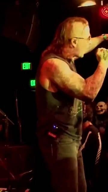 Avenged Sevenfold creo un himno de heavy metal epico que rinde homenaje a los grandes clasicos del genero.