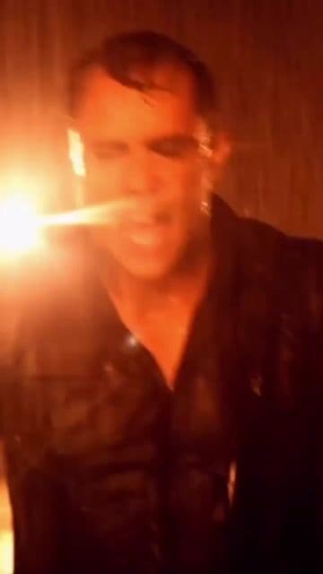 Skillet creo un himno de superacion que mezcla rock alternativo y hard rock con un mensaje poderoso.