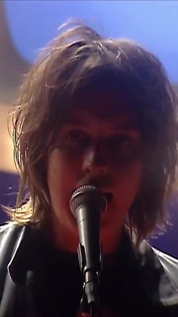 The Strokes crearon un tema que capturo la esencia del garage rock revival con una energia irresistible.