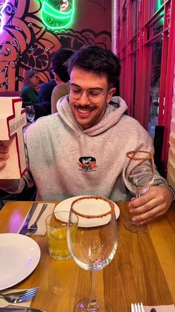 Restaurante mexicano top en Madrid 🇲🇽🔝 Cuando me apetece un buen restaurante mexicano siempre acabo recurriendo a Gracias Padre 🌮👏🏼 Y es que me parece que la relación calidad/precio es muy buena 🇲🇽🔝 No os podéis perder 👀: 1️⃣ Los totopos con todo que llevan pollo 🐔, guacamole 🥑, pico de gall...
