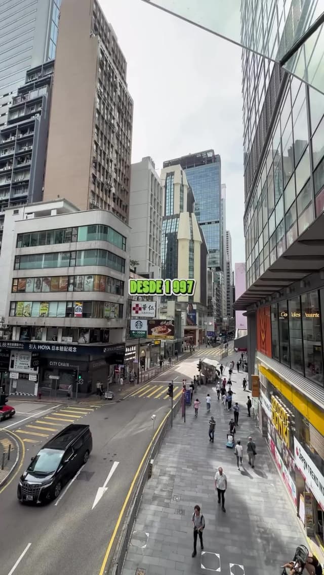 Descubre qué ver en 'Hong Kong' en un día, incluyendo Victoria Peak, Jardines Nan Lian y Temple Street. Explora si Hong Kong es China, su capital y mapa turístico imprescindible.