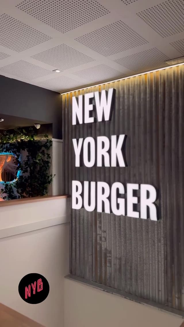 Nuestra visita a New York Burger y su nueva hamburguesa Bacon Egg Tower. Calle Recoletos, 4. Precio: 20-25€/persona aprox.