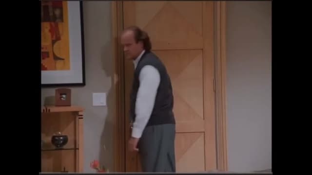 Spinoff de Cheers que superó expectativas. 37 premios Emmy, diálogos brillantes y humor refinado.