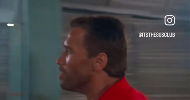Una mezcla brutal de acción y sci-fi con Arnold enfrentando a un alien en la selva. Uno de los thrillers más intensos de los 80.