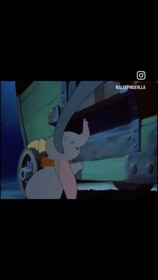 El adorable elefantito volador nos regaló una escena que parecía salida de una pesadilla surrealista. Disney, ¿todo bien?