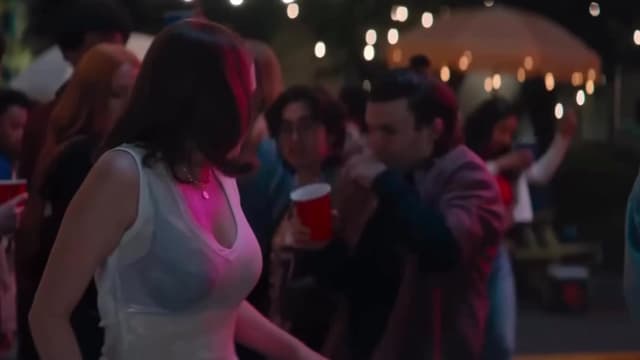 En la serie 'Off Campus', los creadores adaptaron escenas clave respetando los diálogos originales de los libros de Elle Kennedy, logrando trasladar la esencia romántica y universitaria al formato televisivo con notable fidelidad.