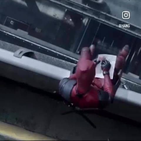 Rompe la cuarta pared con cada chiste. Violenta, meta y divertida como pocas. ¡Revolucionó el cine de superhéroes!