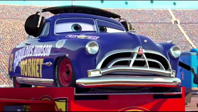 'Cars' es la película Pixar que sigue a un piloto de carreras que descubre en un pueblo olvidado de Route 66 que la vida es más que ganar. Una historia sobre amistad, comunidad y el valor de desacelerar.