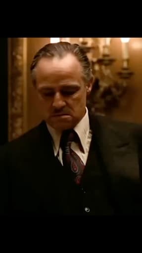 Obra maestra de Coppola, ganadora del Oscar. Definió el cine de mafias con una actuación legendaria de Marlon Brando.

#ElPadrino #mafia #clásico #CineLegendario #MarlonBrando #cinequeamarás #drama #oscarwinner #familia