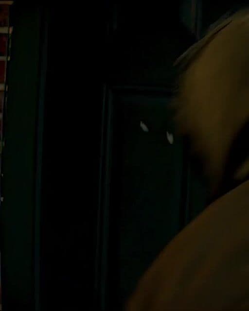 En 'The Strangers: Chapter 3', el rodaje de la escena nocturna en el pueblo involucró más de 100 extras para intensificar la atmósfera opresiva. Este detalle llevó al extremo la tensión típica de la saga en su capítulo final.