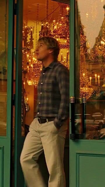 Durante el rodaje de 'Midnight in Paris', Carla Bruni debutó como actriz mientras era Primera Dama de Francia. Nicolas Sarkozy visitó el set junto a Owen Wilson. La película ganó el Óscar a mejor guion original en 2011.