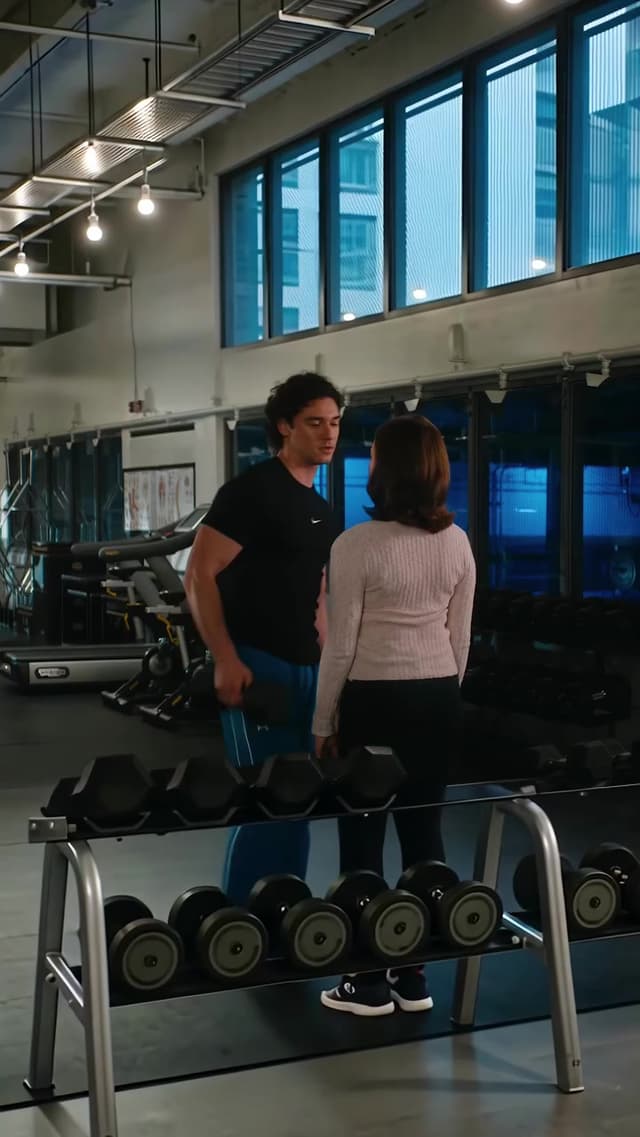 En la esperada temporada 2 de 'Off Campus', muchas de las escenas clave se rodaron en el campus real que inspiró los libros, añadiendo autenticidad a la serie. El reparto, incluyendo a Garrett Graham y Belmont Cameli, vivió juntos durante el roda