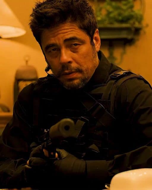 En 'Sicario', Taylor Sheridan explora la delgada línea entre la justicia y la brutalidad. El guion desafía la típica moralidad de Hollywood, mostrando a Alejandro como símbolo de la inevitabilidad en un mundo de lobos.
