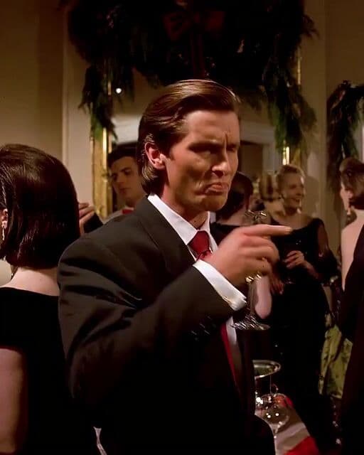 Christian Bale encontró el tono de Patrick Bateman en 'American Psycho' tras ver una entrevista de Tom Cruise. Este dato marcó una de las interpretaciones más icónicas del cine de culto y su explicación detrás de cámaras sigue fascinando.