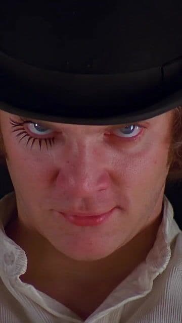 En 'A Clockwork Orange', Malcolm McDowell improvisó el gesto de alzar el vaso de leche en la escena inicial. Un detalle inesperado que Kubrick decidió incluir, hoy parte de las curiosidades más recordadas sobre la película y su rodaje.