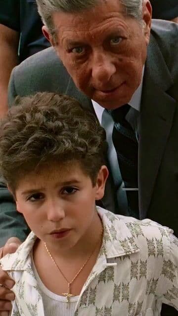¿Sabías que Chazz Palminteri solo aceptó vender los derechos de 'A Bronx Tale' si él mismo interpretaba a Sonny? Robert De Niro apoyó su decisión y dirigió la película, marcando así un hecho único en la historia de este clásico.