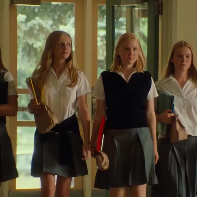En 'The Virgin Suicides', Kirsten Dunst improvisó parte de sus escenas más icónicas, aportando profundidad emocional al personaje. Un detalle que marcó la estética nostálgica y vulnerable de este clásico de 1999.