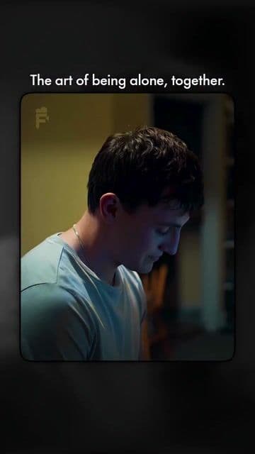 En 'Normal People', la emotiva escena del teléfono muestra la distancia emocional entre Marianne y Connell. Esta serie profundiza en cómo la tecnología refleja la soledad contemporánea, evocando el espíritu del libro original.