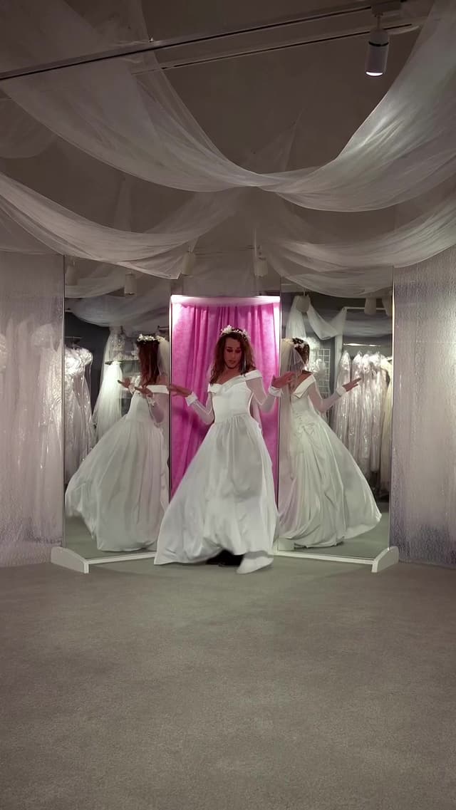 En 'The Wedding Singer' (1998), Drew Barrymore y Adam Sandler recrearon el estilo vibrante de los años 90, con vestuarios llenos de color y referencias a la música pop, marcando tendencia en la comedia romántica.