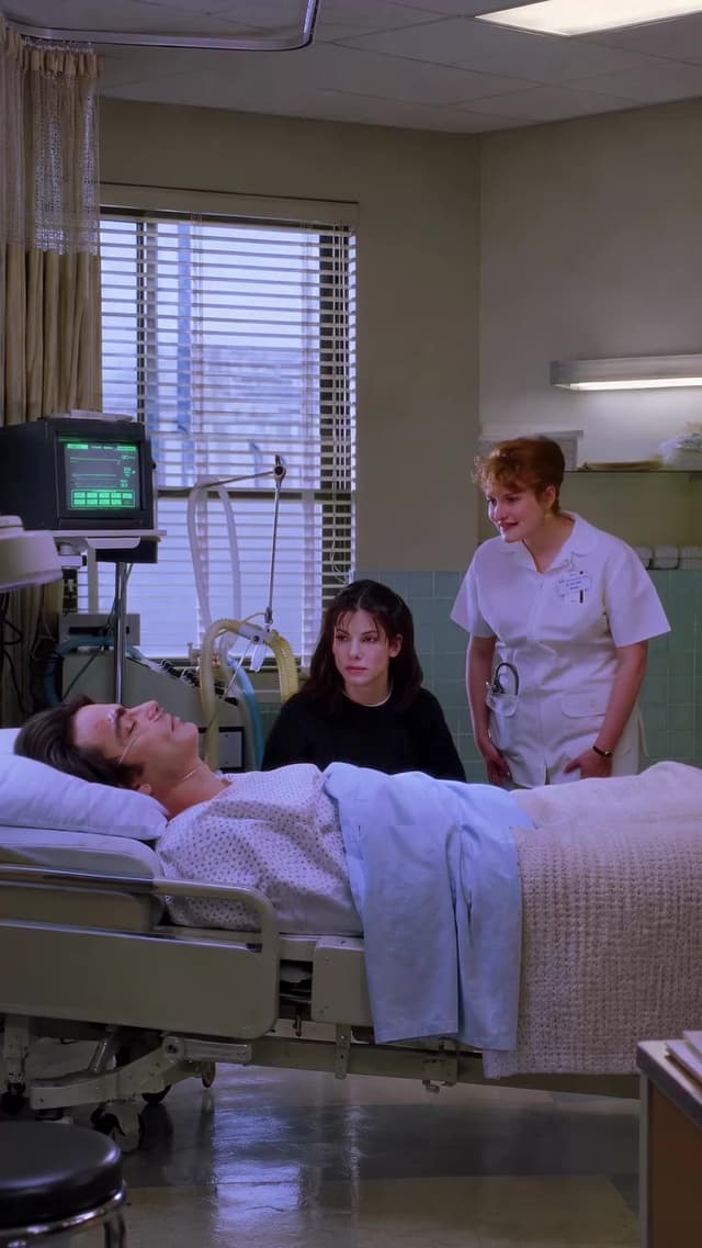 En 'While You Were Sleeping' (1995), la Navidad en Chicago se filmó en pleno verano, por lo que el equipo usó toneladas de hielo triturado y nieve artificial para crear el ambiente invernal auténtico.