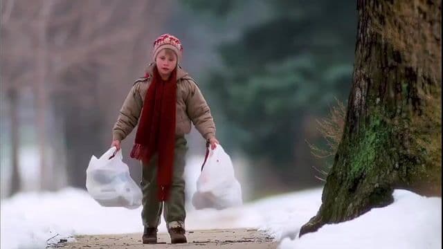El guion de 'Home Alone' fue escrito por John Hughes en solo nueve días, y el realismo de la soledad de Kevin fue clave para el éxito. Detalles detrás de escenas que marcaron la película. Incluye guiños a home alone reparto y secuelas.