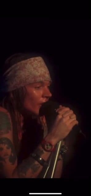 Brutal. Axl Rose lo da todo en este directo, con una energía salvaje y una voz que te pone los pelos de punta. Si eres fan de Guns N’ Roses, este momento es oro puro. ¡Welcome to the jungle, baby!