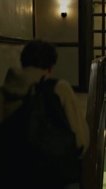 Esta película te lleva al inicio de una revolución digital. Entre dorm rooms de Harvard y salas de juicios, sigue a Mark Zuckerberg mientras transforma un proyecto universitario en una red global que todos conocemos hoy. Dinero, traición y un poco de código: la receta perfecta para el éxito… 