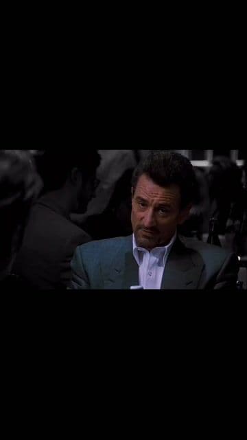 Pacino y De Niro no ensayaron su icónica escena juntos para mantener la tensión real. Ni siquiera comparten plano directo, reforzando que son dos mundos opuestos. Así se construye uno de los duelos más míticos del cine.
