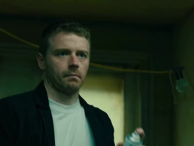 En la temporada 6 de 'Slow Horses', Jack Lowden realiza personalmente la arriesgada caída de River Cartwright a través de un techo, mostrando dedicación y realismo en una de las escenas clave de la serie.